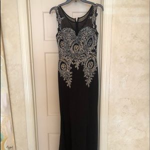 Stunning Milano Formals black embroidered Gown 🌺2